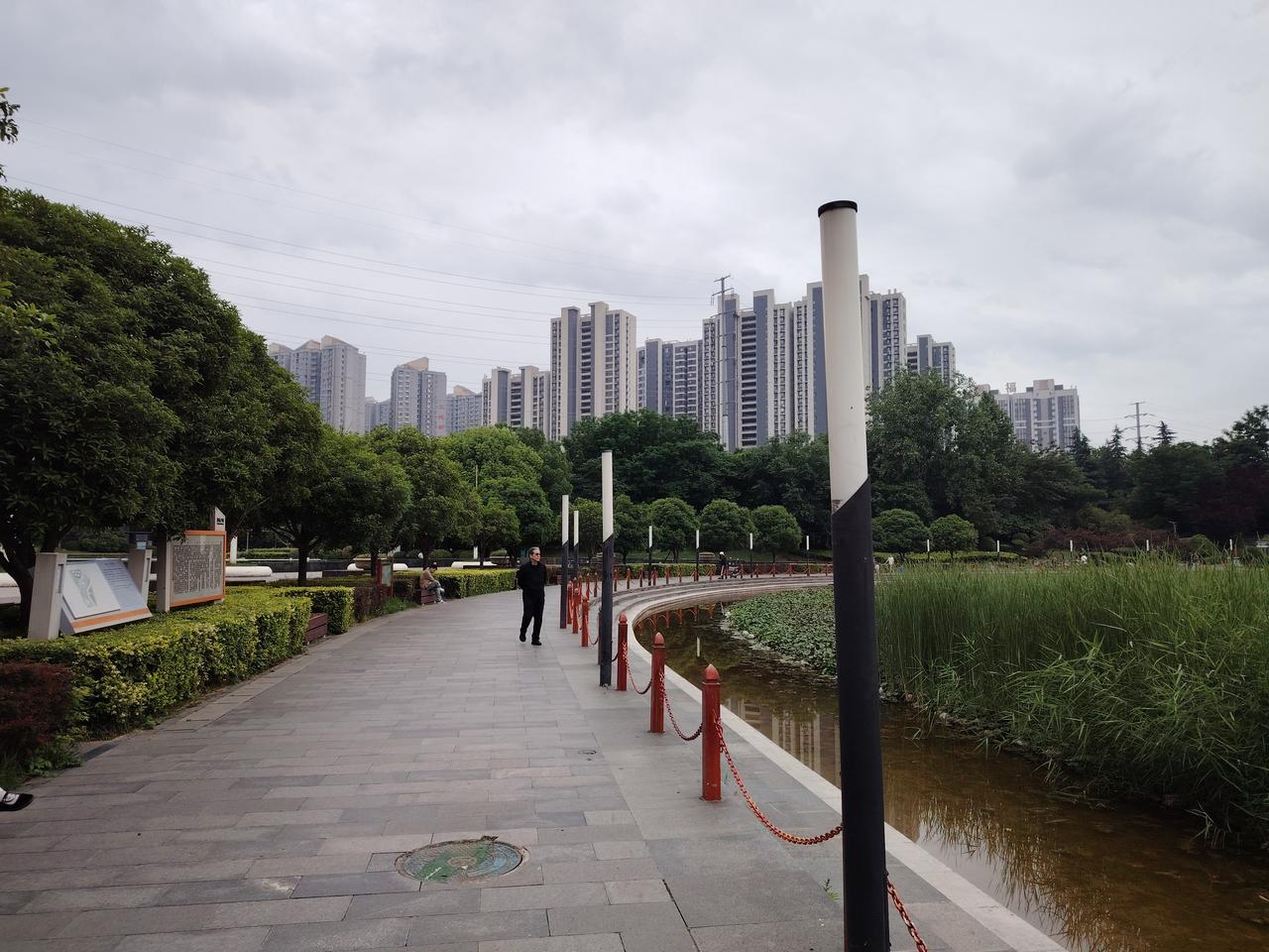 位卑未敢忘忧国，保洁工引经据典热议美俄元首先后访华。
老吴所保洁的公园男员工多，