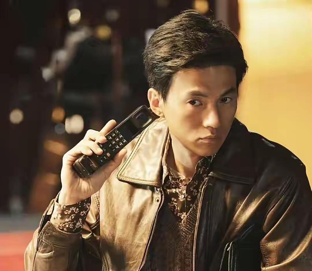 老舅这部戏，实在是太棒了！那扑面而来的年代感，瞬间把人拽回了旧时光。
开篇的诙谐