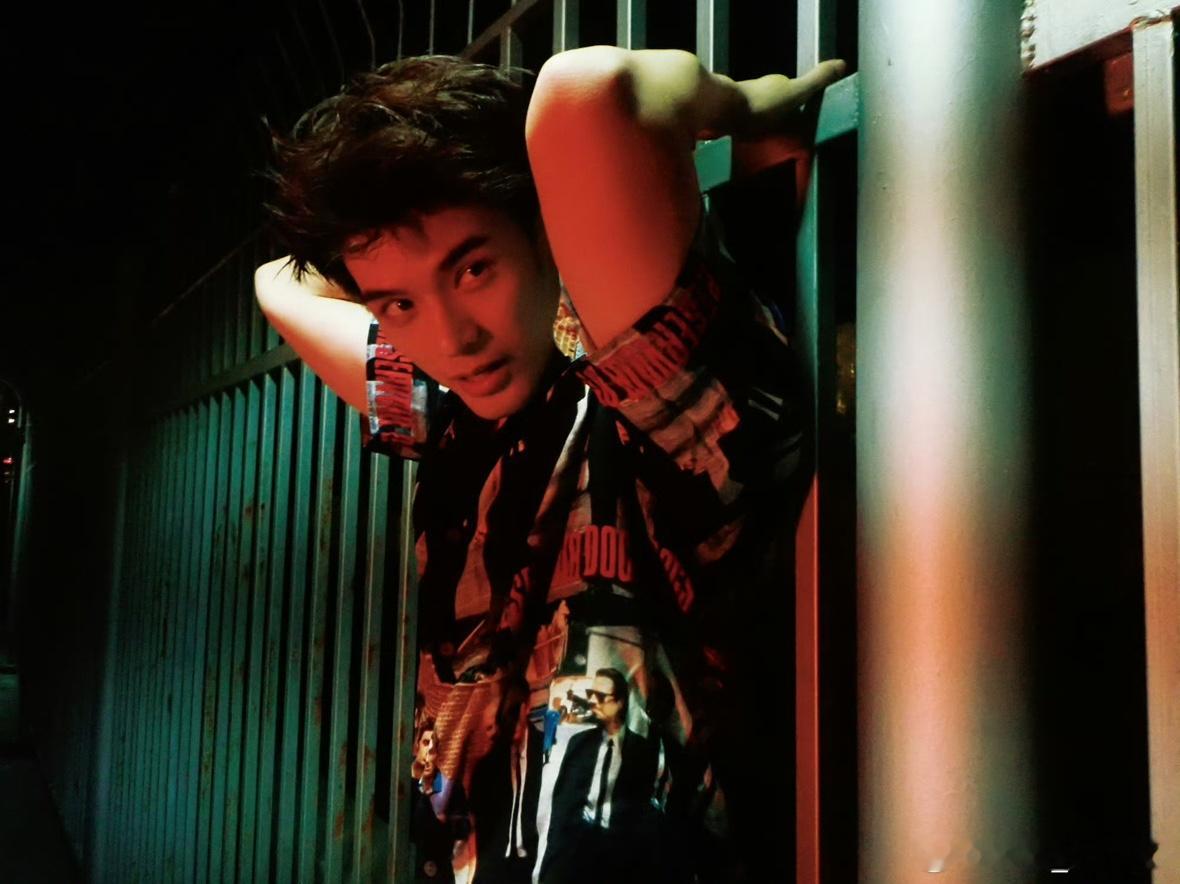 娱乐[超话]姚弛又拍港风片姚弛港风新照俊的要命！！！ ​​​