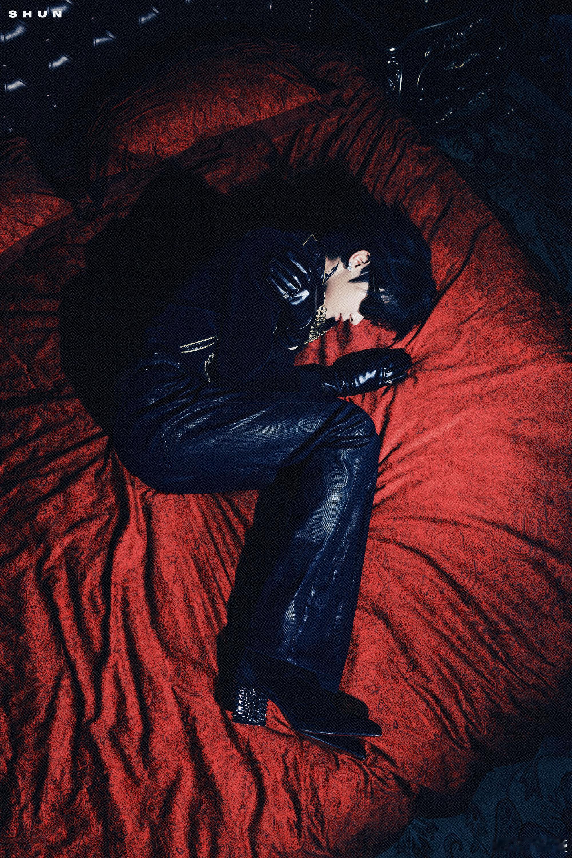 张峻豪浙江卫视跨年晚会造型，这一身穿搭帅的过分了吧！期待今晚的舞台 