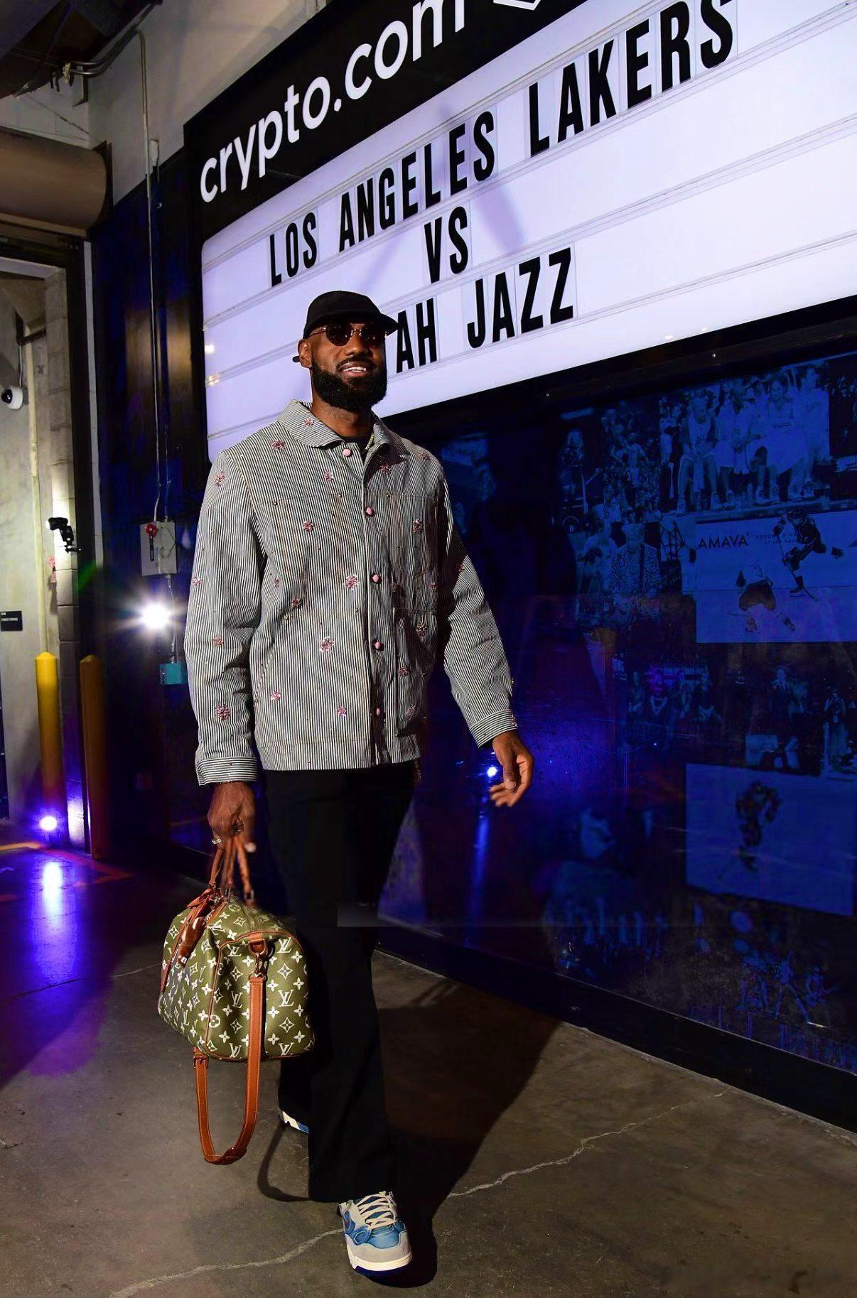 詹姆斯上班照这是他的第23个赛季首秀！