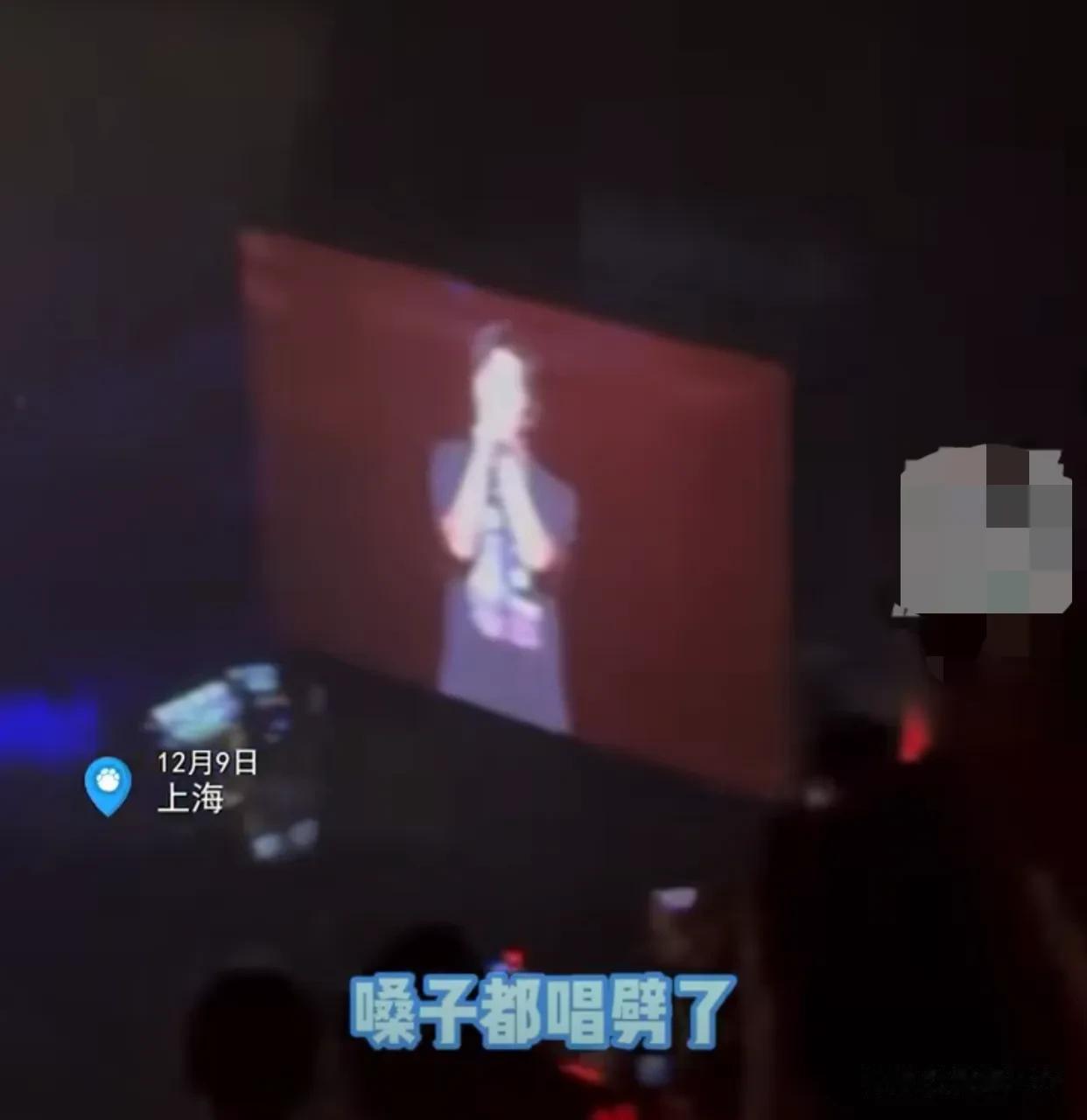 郑钧就差直接把点名了，演唱会还整假唱，真丢摇滚人的脸呀！“我唱歌唱得嗓子都劈了，
