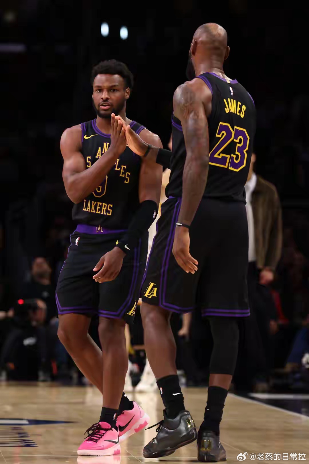 NBA赛场诞生历史性时刻！詹姆斯助攻布朗尼三分命中，成为联盟历史上首次出现父亲助