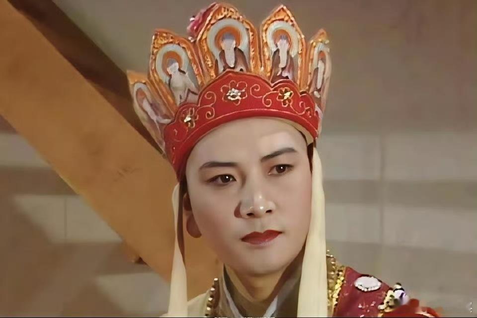 迟重瑞毕业于上海戏学院。俊美又带有慈悲相，性格温润，做事都是慢条斯理，那个年代颜