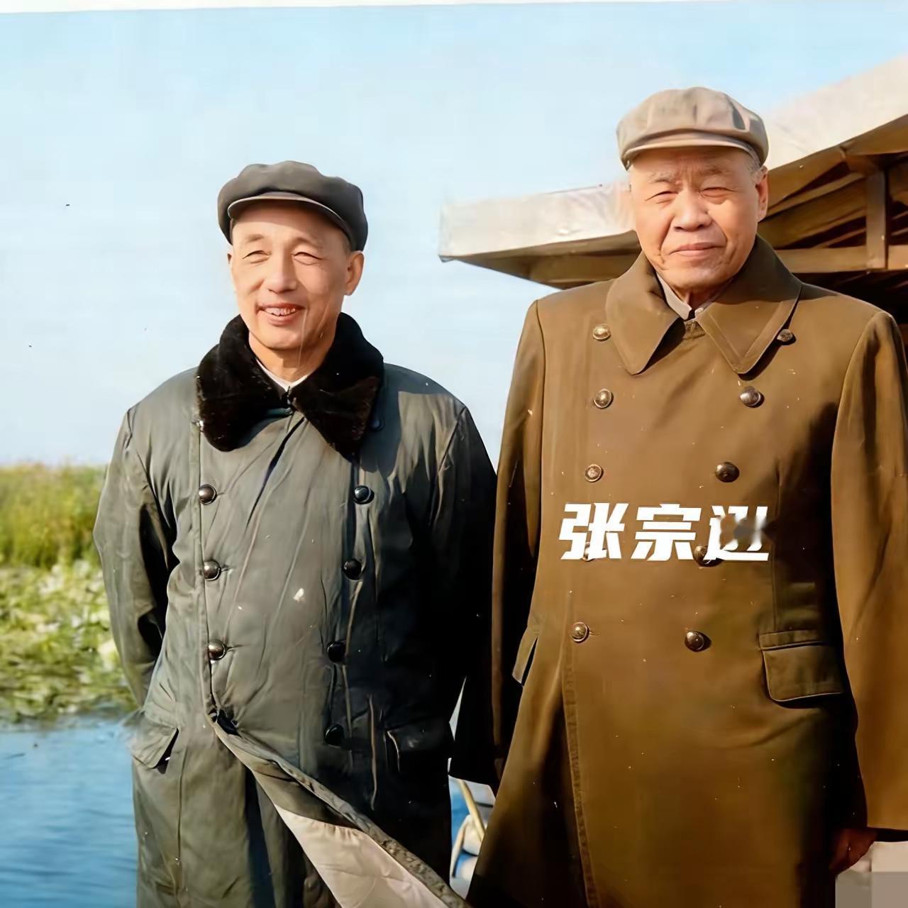 1975年，开国上将张宗逊到河北雄县视察，这张罕见合影越看越有味道！老将军一身朴