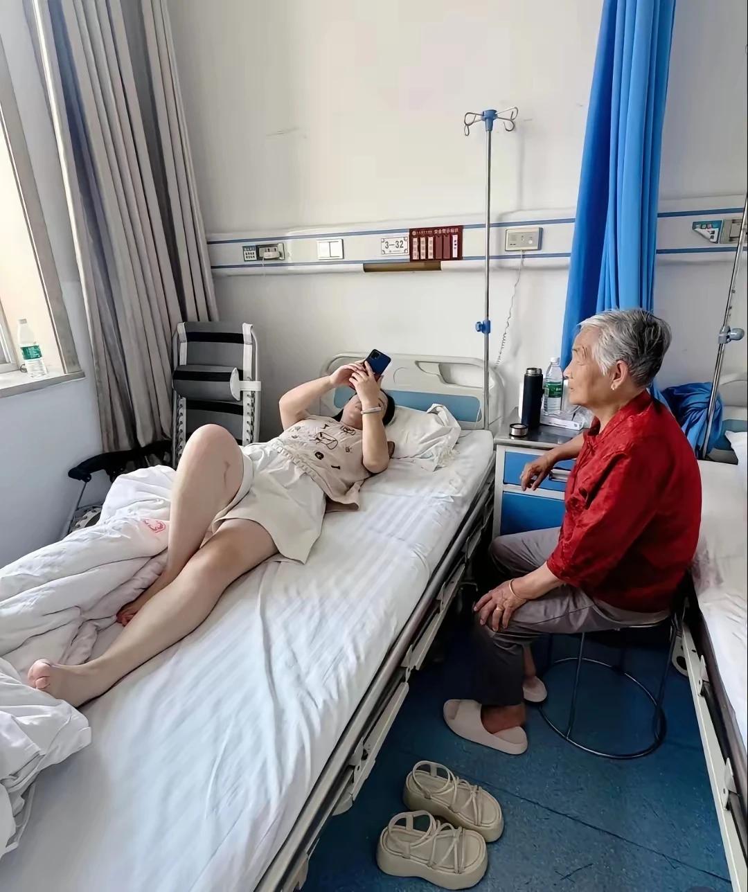 放暑假了，孙女看望生病的奶奶。
孙女:奶奶，您让我体会一下生病卧床休息的滋味吧。