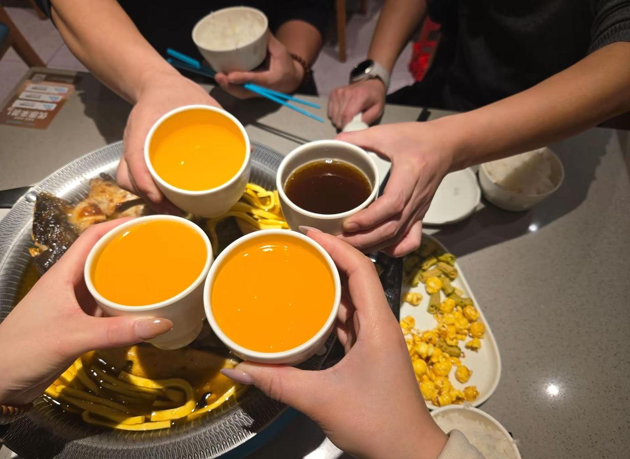 年底的风 吹走了三百天的辛苦 也吹来了新的一年的期待  缓缓生香  年年胜意  