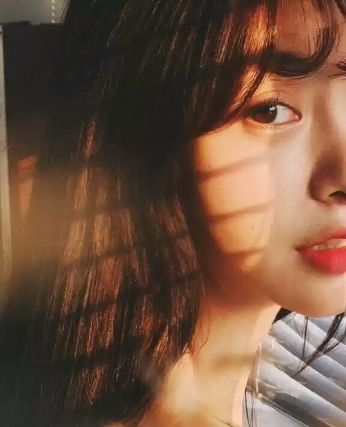 “   我一路微笑朝你走来 不必看到我曾踏过泥泞 伤痕累累 但请你张开双臂抱抱我