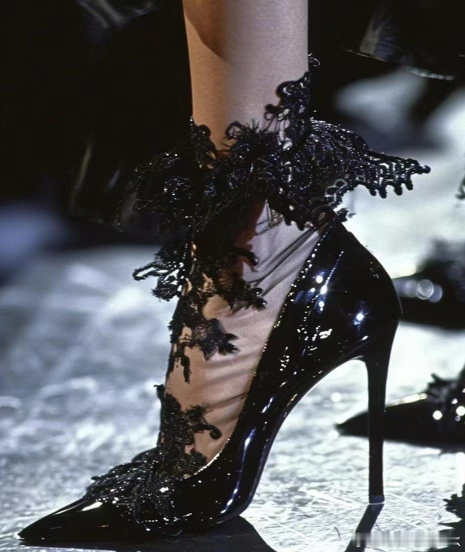 #时尚街拍# 千里之行，始于足下。昨日已成过去，明天充满神奇。 ​​​