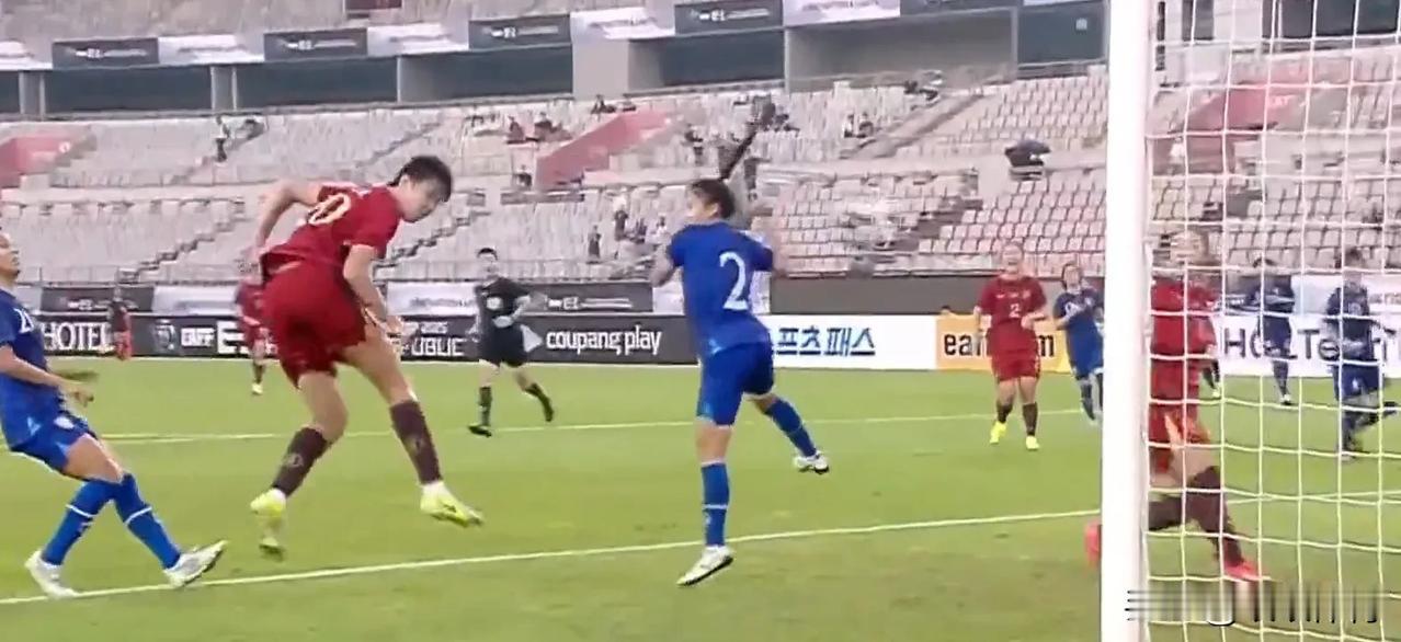 【中国女足4-2战胜台北队】
东亚杯女足赛第二轮，中国女足与中国台北队同场竞技，