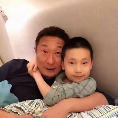 演员周冬齐说：林永健到我们团，我们总在一起排小品，他总是请我们好多人一块吃饭。我