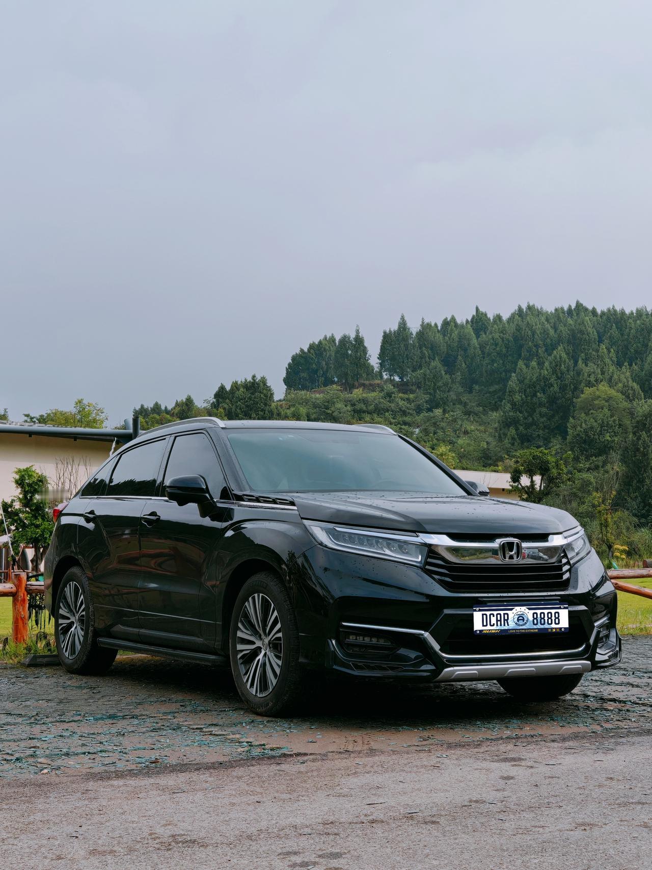 我的车是本田冠道1.5t，和它相处已经近3年，依然认为它的侧面帅的无可挑剔。
一