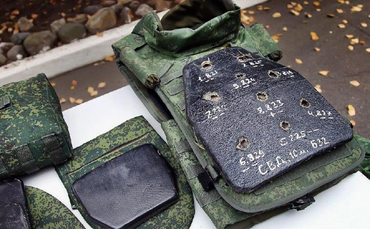 俄乌战场上，一件制式防弹衣，其中的学问真不少。

例如，在制式防弹衣的基础款中，