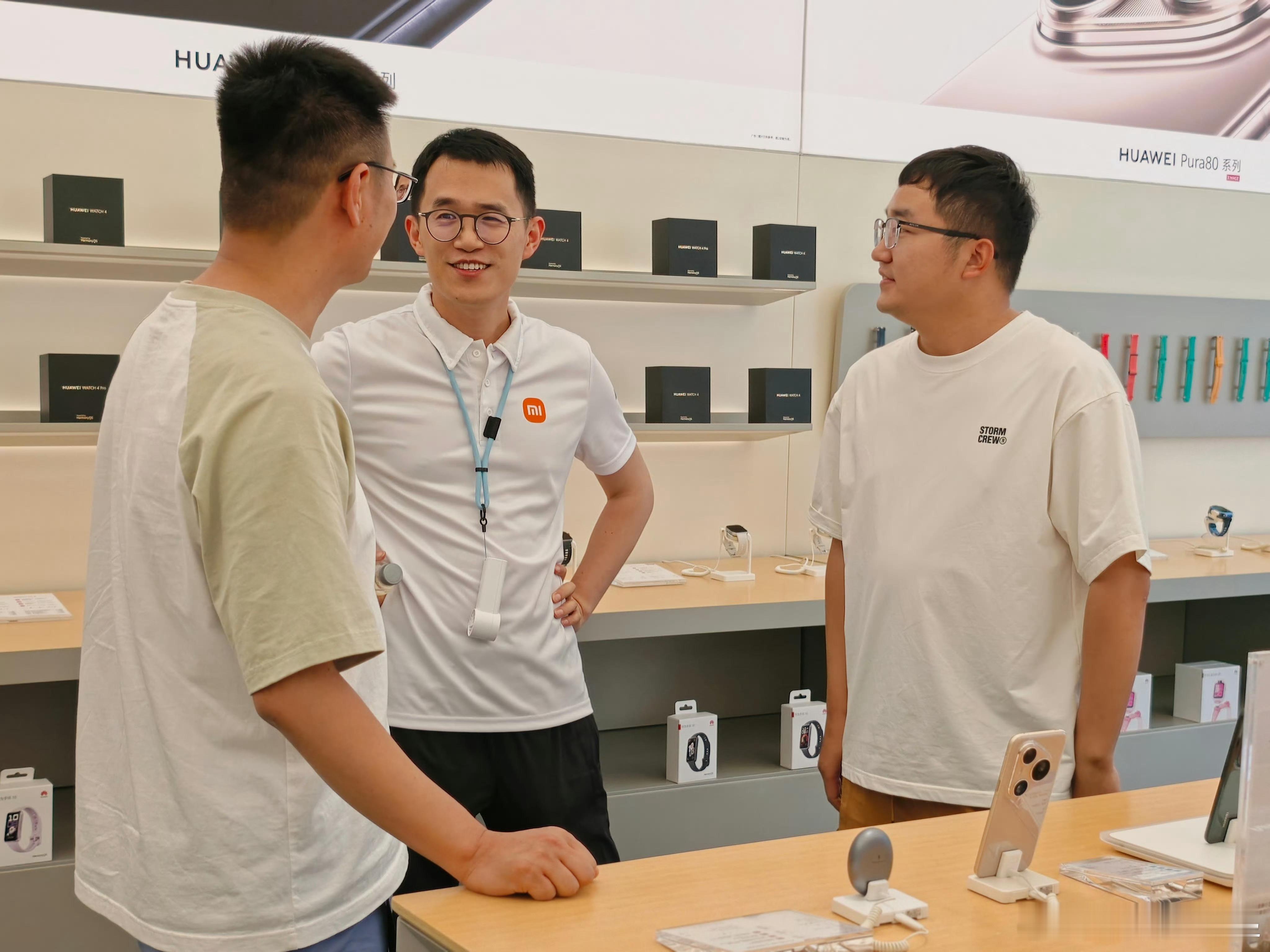 K80至尊临近发布，王腾这是又去华为门店调研竞品Pura80了么[doge] ​