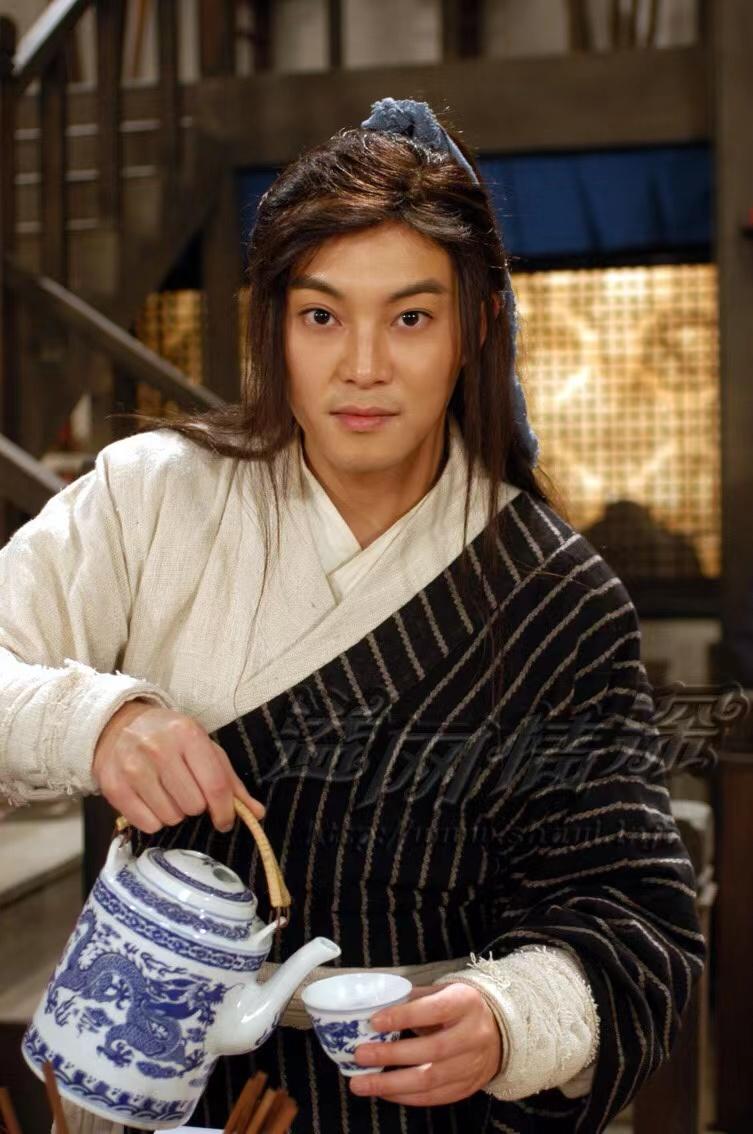 2005年，《武林外传》开拍，编剧宁财神一见沙溢便气的半死：“你都胖成白馒头了，