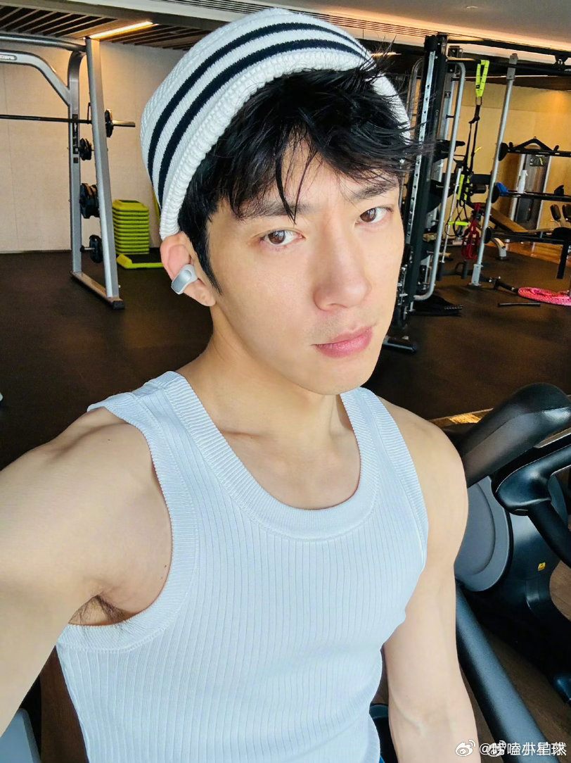 井柏然 魅魔 戏里眼神能把人溺死，戏外被夸还会不好意思，这种反差魅魔谁顶得住啊 