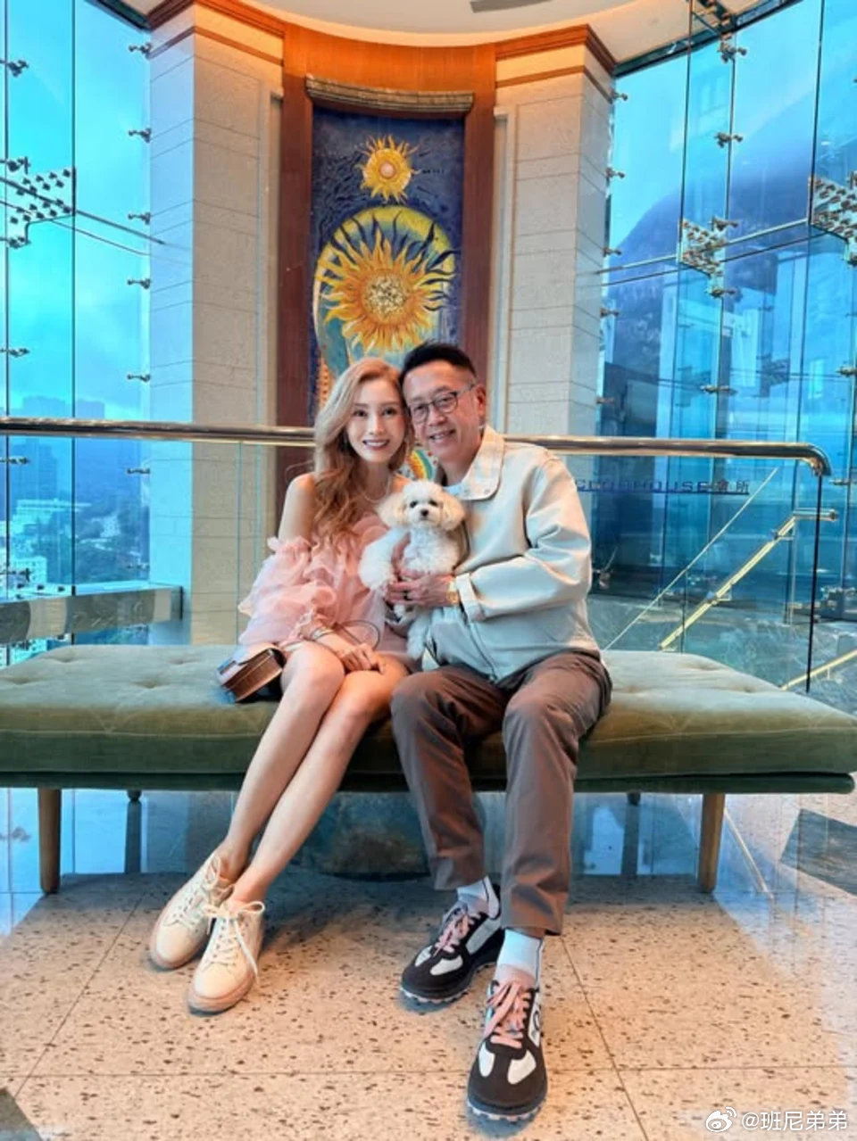 李嘉欣56岁生日李嘉欣56岁了 刚刷到李嘉欣的生日照，粉色套装配金色卷发还露了肩