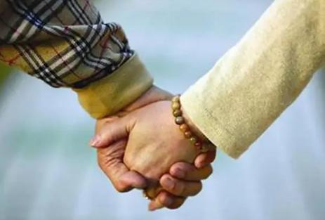 “你还想白嫖呀！”广州，73岁大爷跟25岁女子相识15天，女孩主动向大爷“求婚”