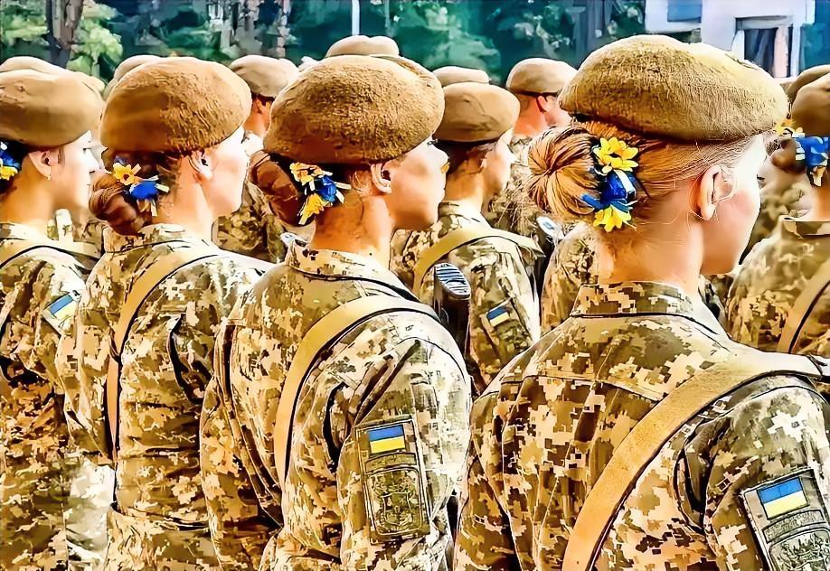 据说，这是即将奔赴战场的乌克兰女兵。

本该穿着时装悠然漫步在街头的女孩，却身披