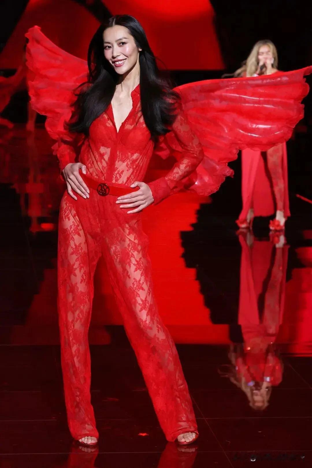 中国超模和欧美超模对比太明显了，美则美矣却“过于骨感”，缺乏西方审美中“前凸后翘