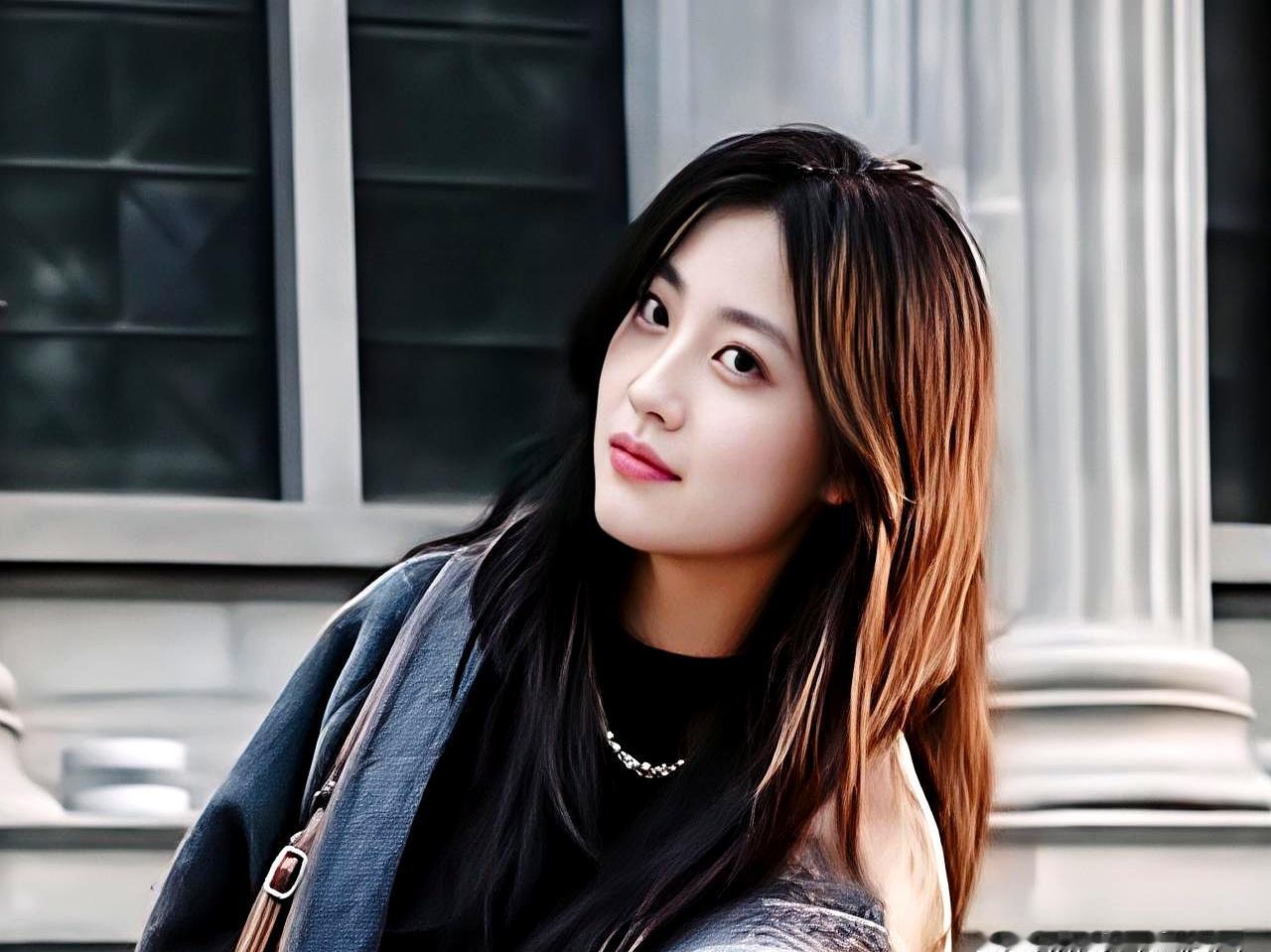 今天看到个事儿，直接傻住了。
单位来个00后小护士，值夜班就钻进值班室，班后门口