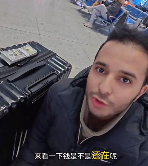 小哥来中国测试背包和笔记本电脑丢失速度，在此之前，他已经完成了世界几个著名城市的