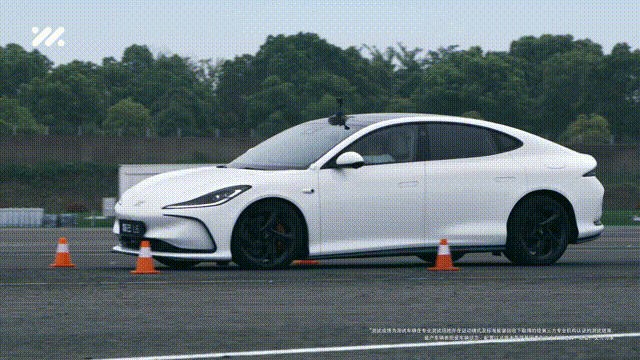 遥想前段日子智己L6北京车展上的火热，看个车都要排队。说明咱们消费者买车还是看最