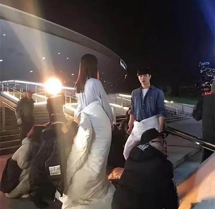 终于看懂了有些镜头为什么只有特写！下半身的尴尬，只有导演和工作人员知道 ​ ​​