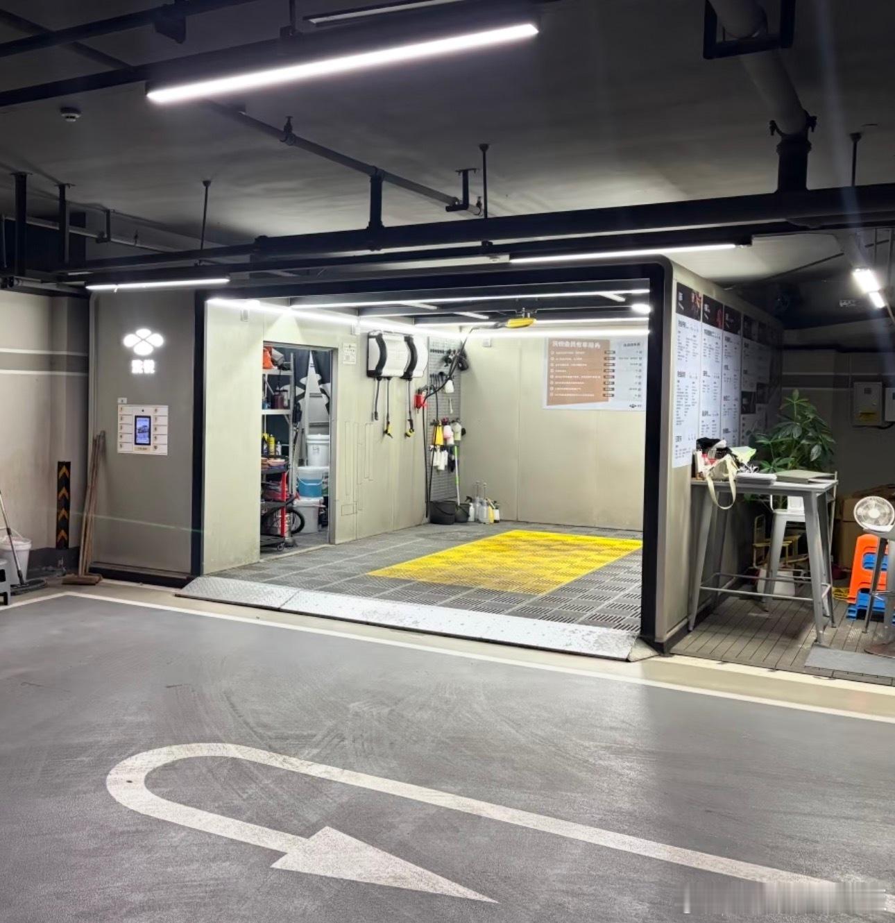这洗车房设计的这么像蔚来换电站！？这样搞岂不是更让不知情的其他传统品牌车主，以为
