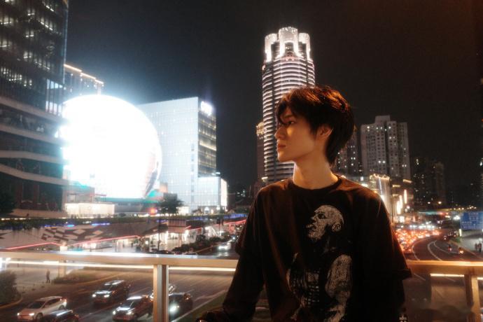 张真源上海夜景plog从马路远景到近身人像，整套plog取景层次丰富，霓虹光影衬