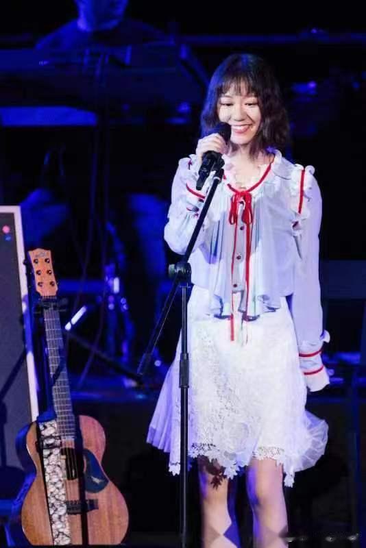 #雷军谢春花微博联动##让雷军感动不已的歌词# 雷军谢春花真的没有让我们失望，而