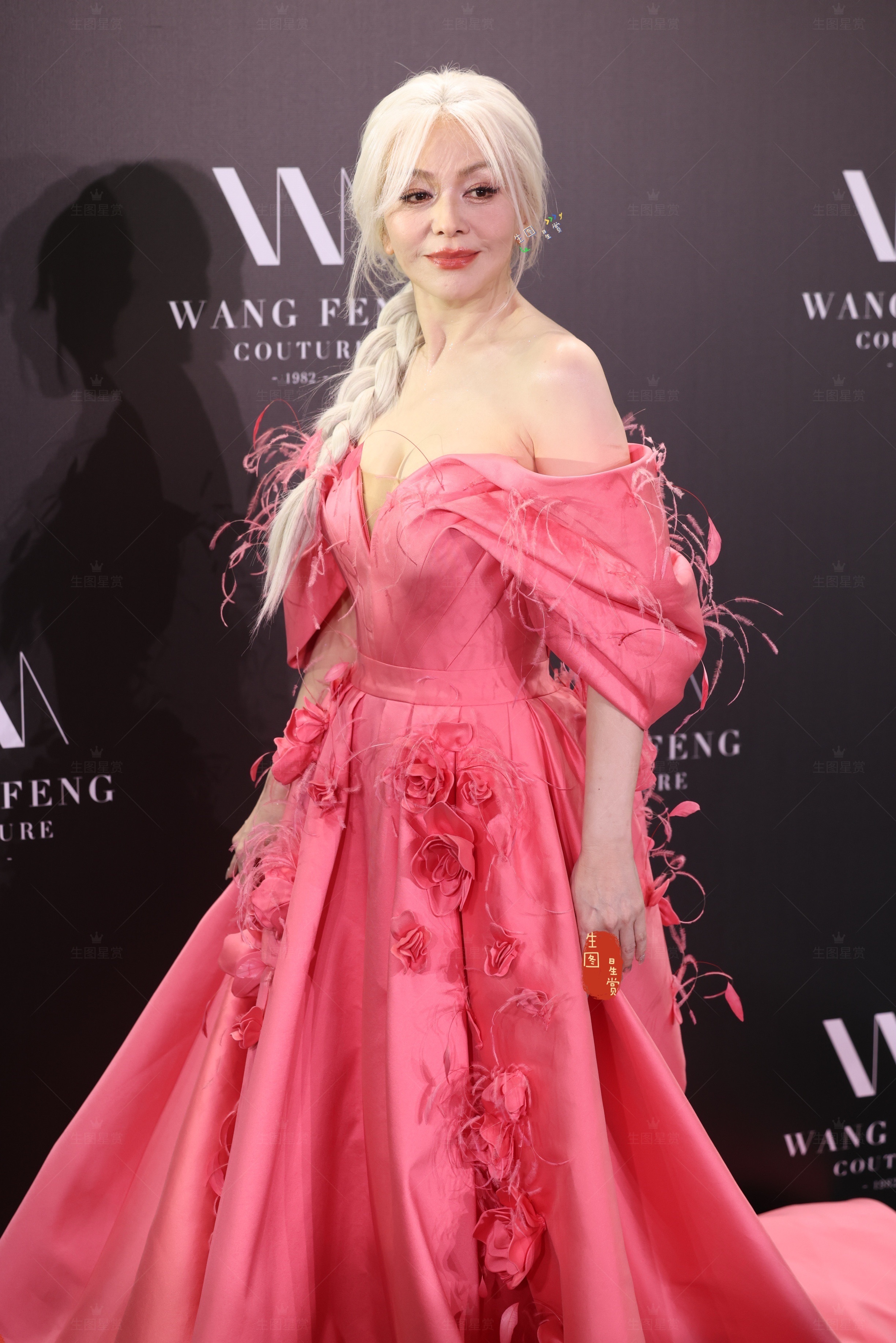 王琳上海时装周生图掉落玫粉系和王姐适配度居然毫无违和感🌸 