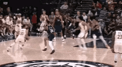 库里彻底疯魔了，忍不了了！
库里是NBA出了名的没哨，之前很多都只是无奈一笑。