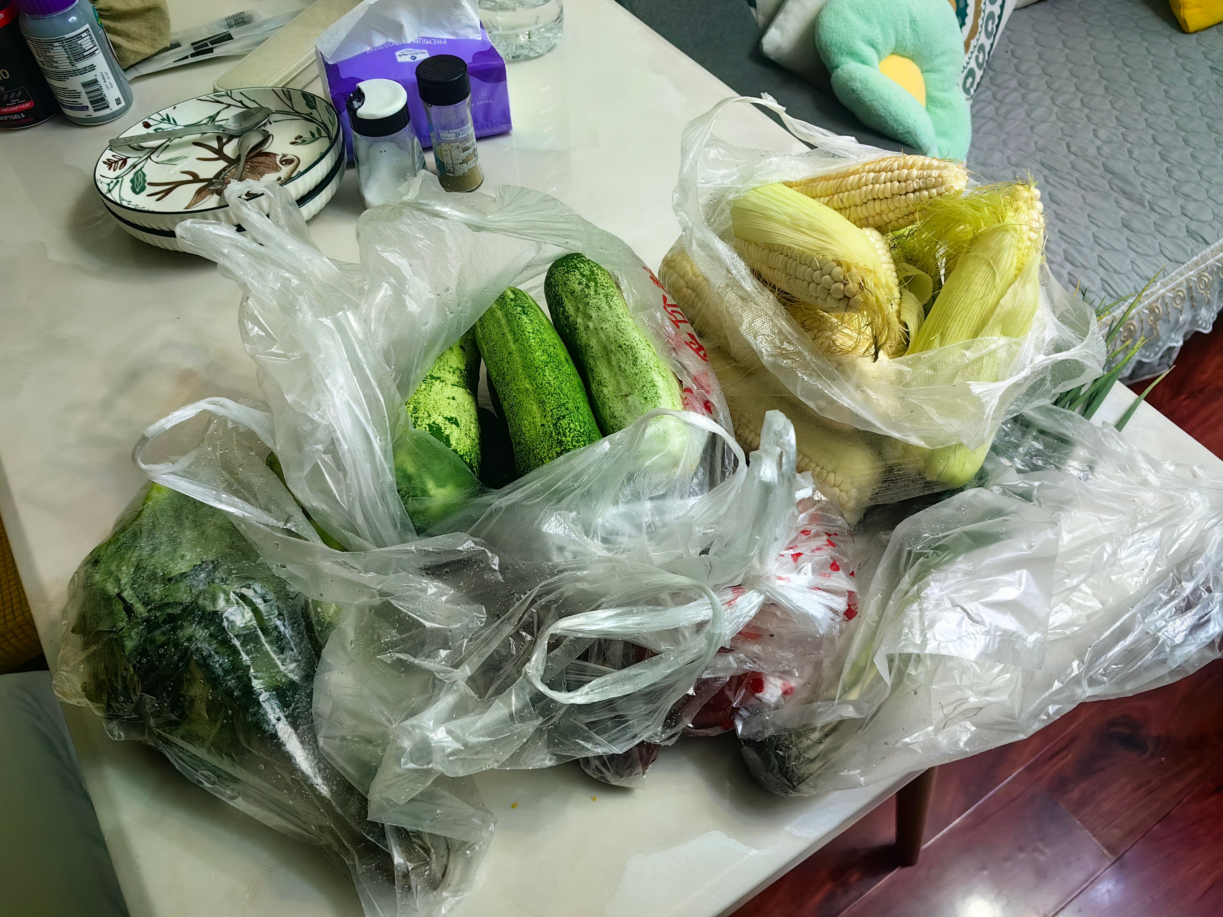买菜回来路上，下雨了。没带雨伞，冒雨前进，雨越下越大，回到民宿，头发湿透，衣裤半