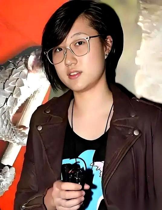零下十几度的加拿大街头，一个瘦了一大圈的女孩推着破旧的小推车，把冻僵的手伸进路边