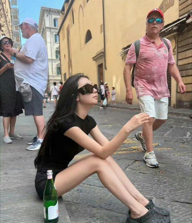 这是易梦玲的松弛感嘛？！感觉在人群中替她尴尬啊 ​ ​​​