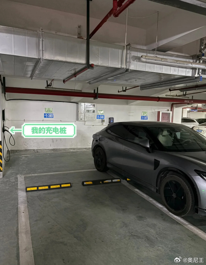 原来邻居是这样充电的。同样的车位，我家充电桩安装的时候，发现正常停在车位，把充电