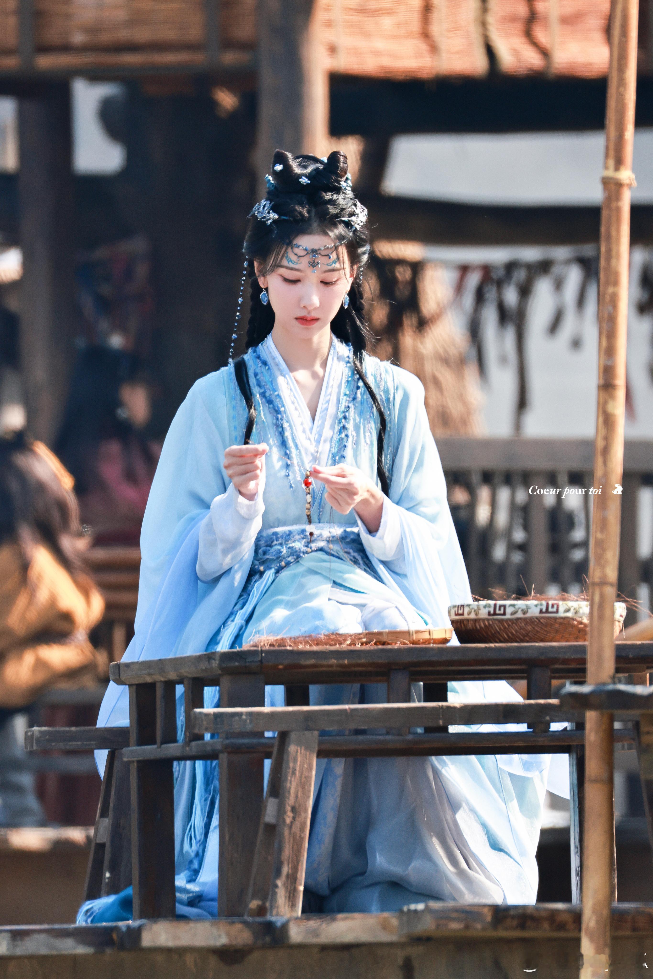 陈都灵《月鳞绮纪》新路透，墨绿古装尽显温婉气质。 