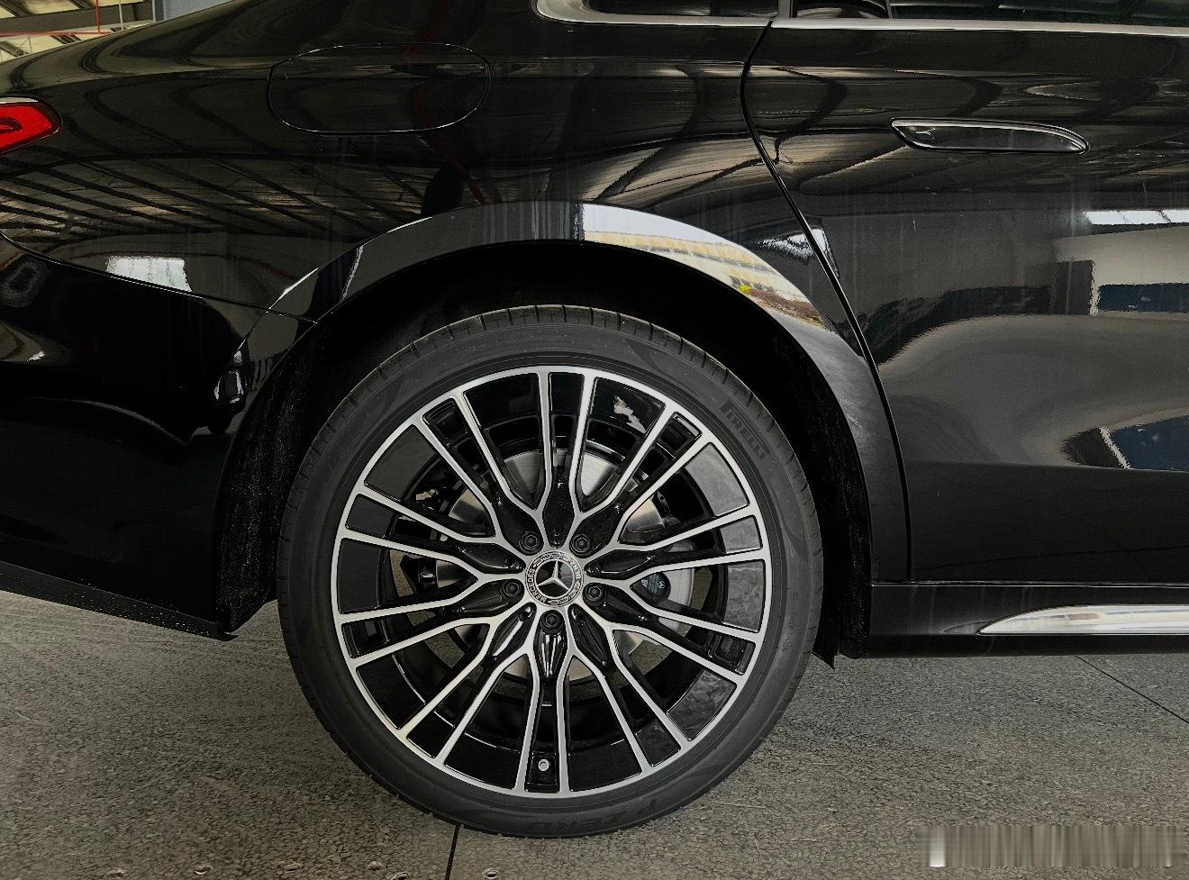 奔驰E300L  黑棕 小标806版指导价529800元选装20英寸双10辐轻合