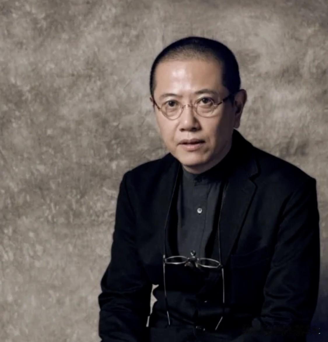 陈丹青在采访中聊起过一段年少心事：
“曾经我有一个喜欢得要死的人，但是她不太理我