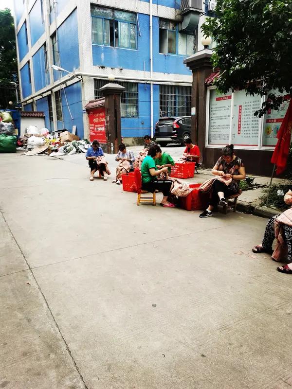 广州制衣村日薪600招不到人，这事儿最近挺火。3月招工现场，几百老板清晨排队抢人