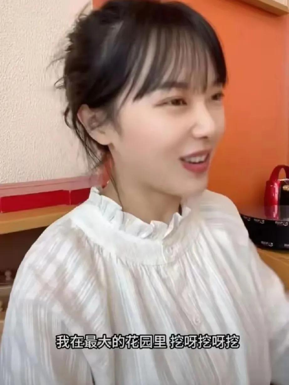 谣言止于智者！

曾经凭借一首“挖呀挖”儿歌走红网络的黄老师，最近竟被网传身患抑