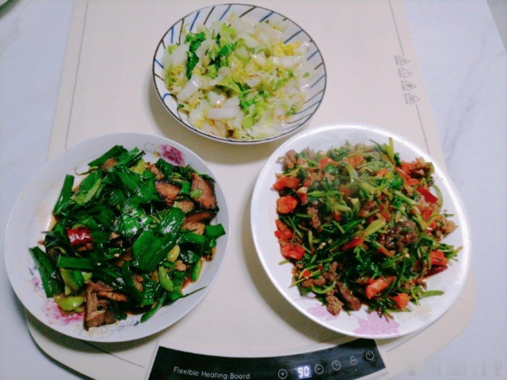 切肉，还有这么多讲究？今天晚餐我炒了三个菜，其中的小炒牛肉，很神奇啊。我以前切肉