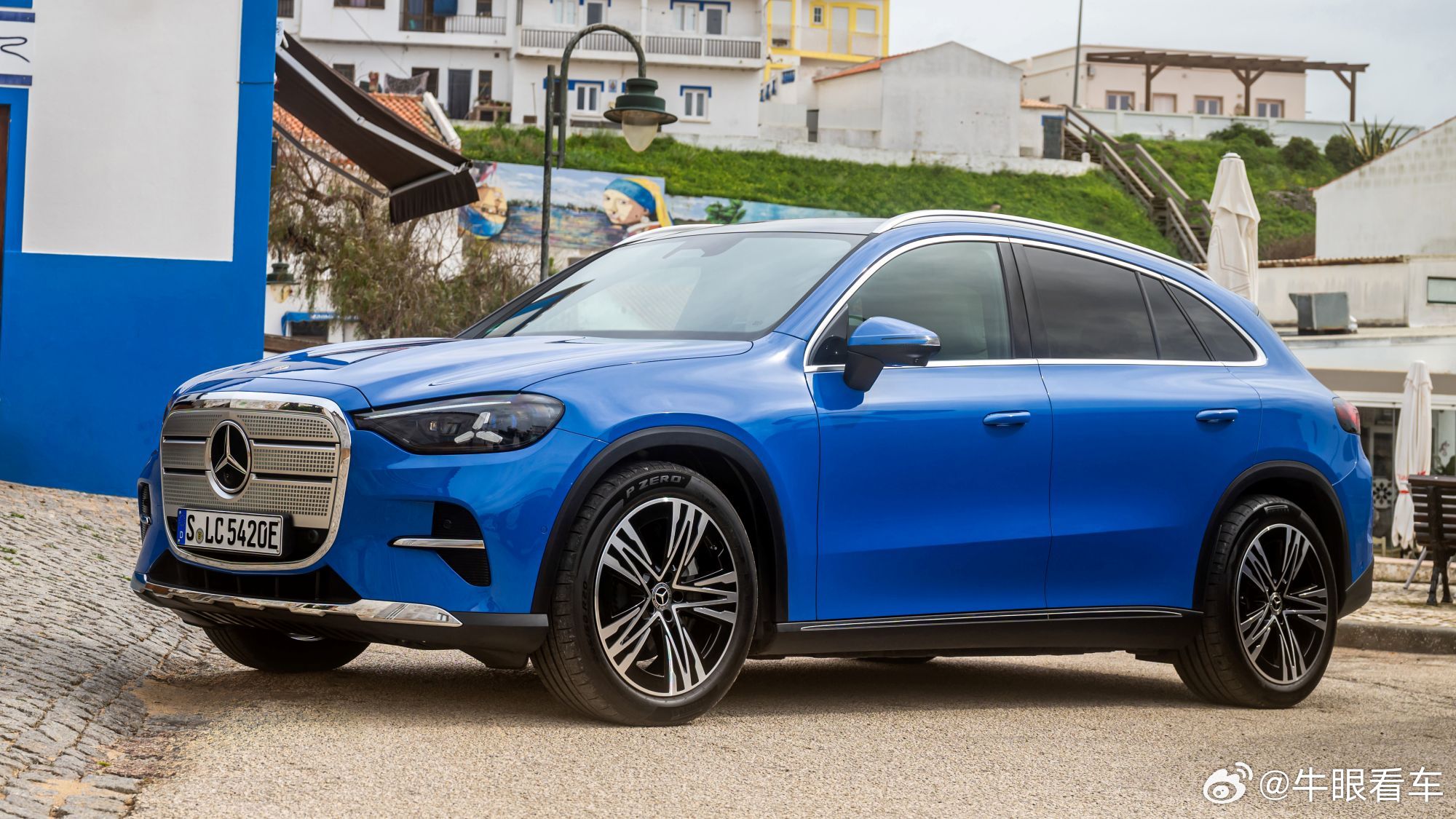 这台纯电GLC用了正常的门把手，符合2027国标了。奔驰很多隐藏式门把手车型都是