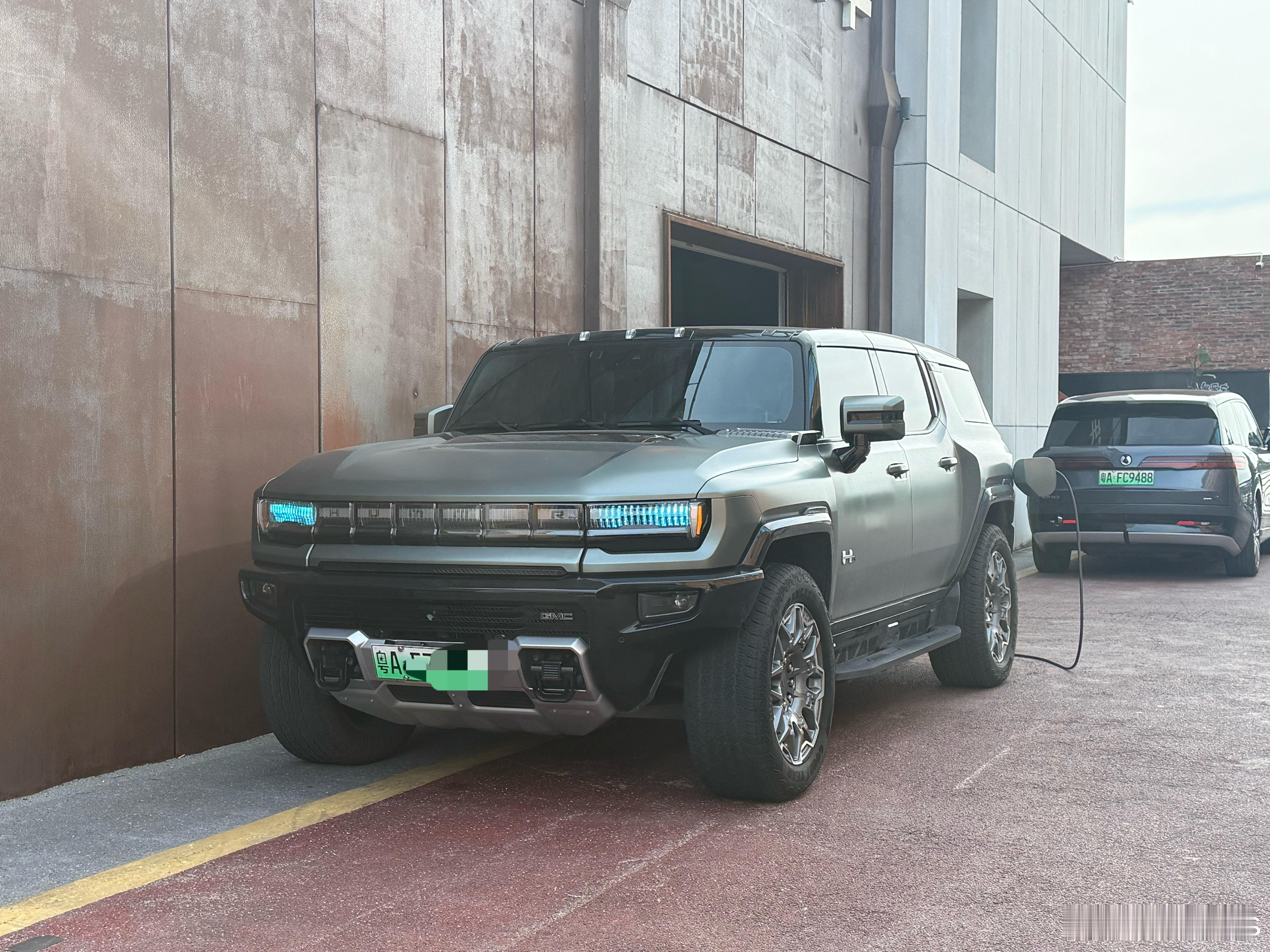 我没有眼花吧，悍马在充电？还是绿牌的！ ​​​