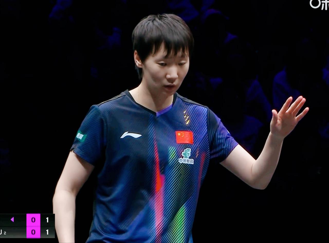 鳗鱼太难了！开局发球时，就有人乱喊加油！
鳗鱼摆手阻止，
接着又有人拿闪光灯闪她