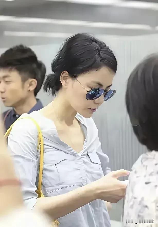 这就是率性、随意、追求舒适、自然的王菲，常被粉丝们亲切的称呼为“邻居家的姐姐”。