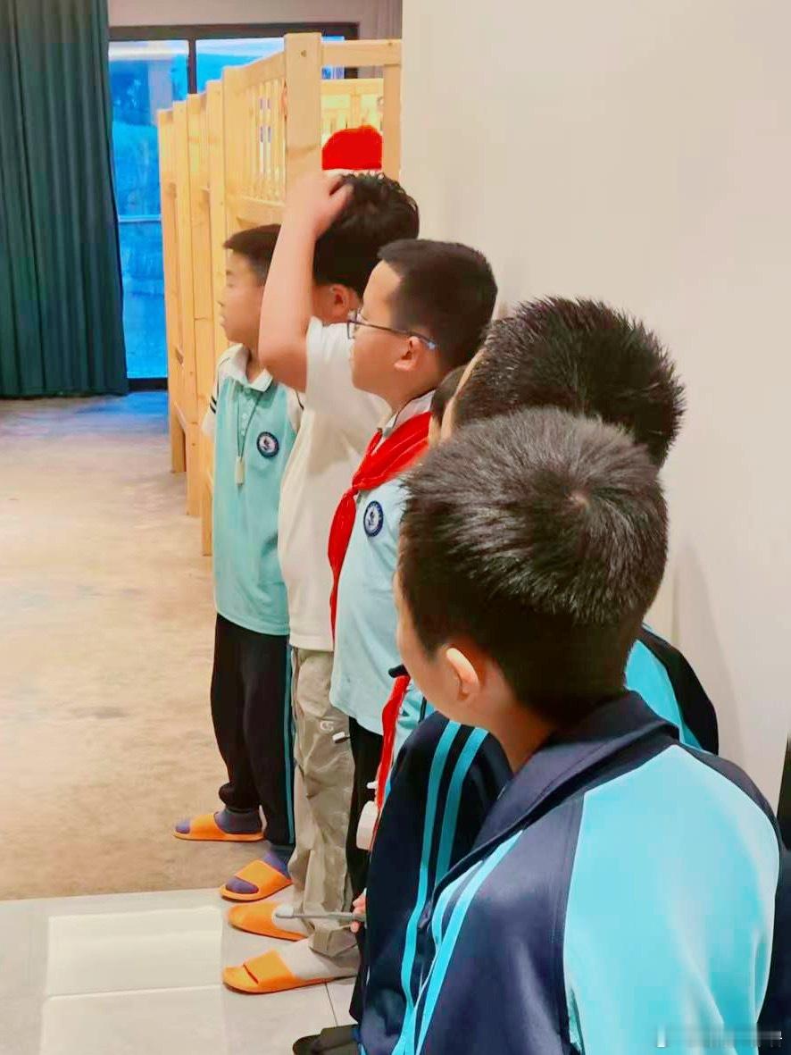 娃研学之旅过半，下午从三星堆平安回到营地老师发来今晚的住宿地方，正在教他们上下床