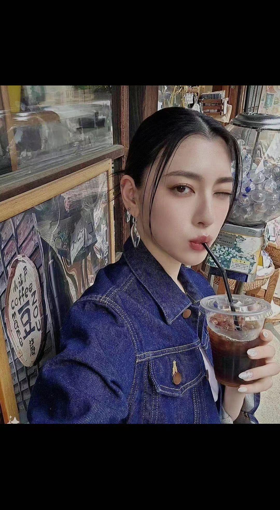 ☕旧时光在冰美式里打转，牛仔衣兜住整个夏天🌿 慵懒是滤镜，人间烟火是底色✨