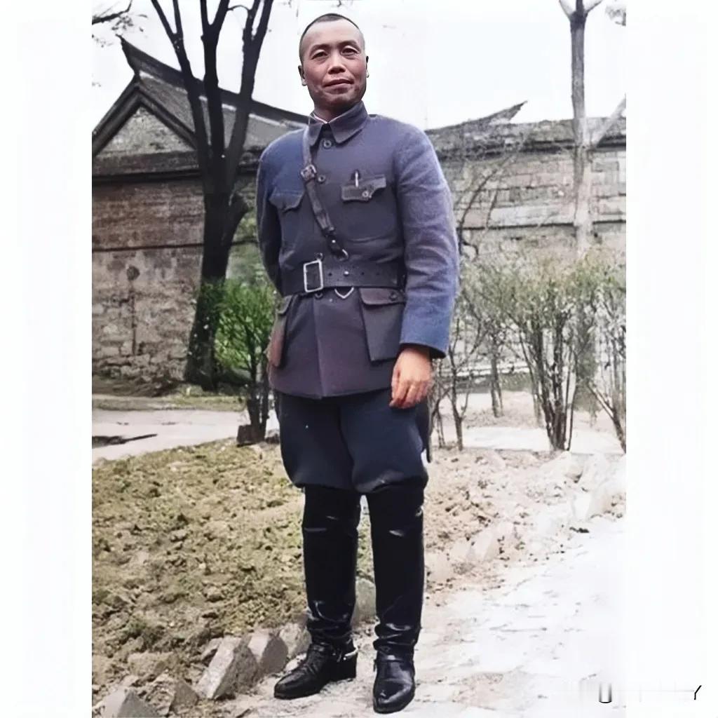 英气逼人，一身正气的李宗仁将军，这张珍贵的老照片拍摄于台儿庄战役期间。